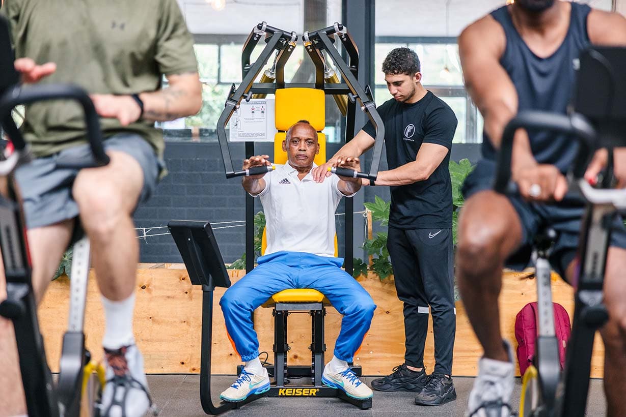 Fysiotherapeut Bart legt uit hoe de legpress uitgevoerd moet worden.