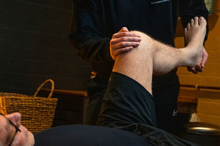 Fysiotherapeut Bart legt uit hoe de legpress uitgevoerd moet worden.