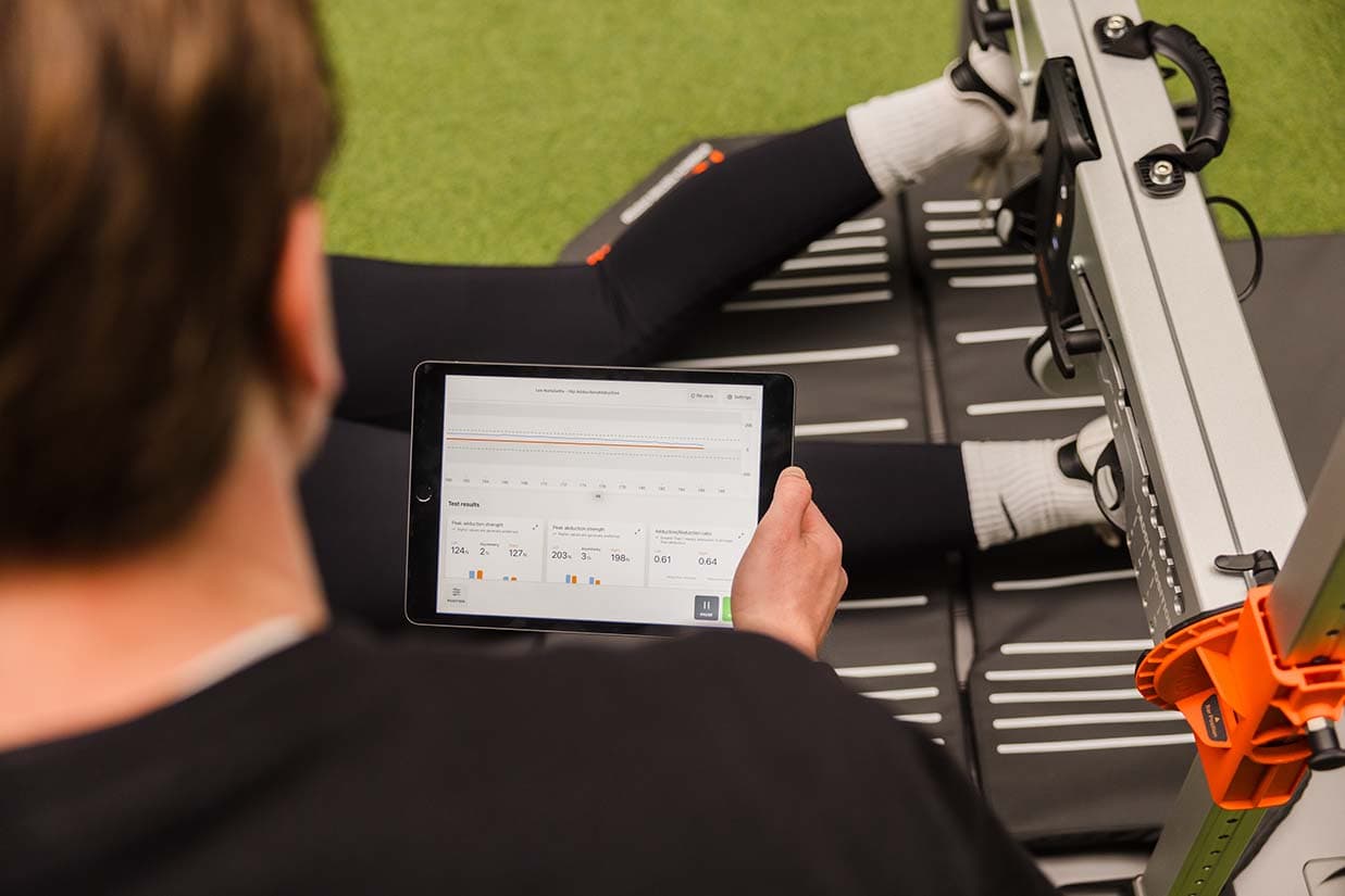 Fysiotherapeut gebruikt moderne technologie.